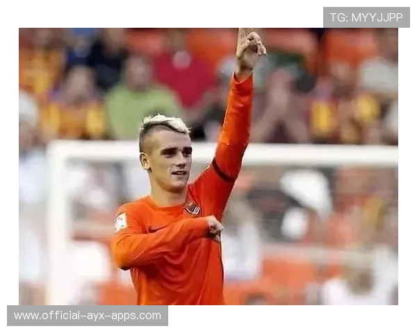 格列兹曼染新发色被队友玩坏，球场趣事背后的温情瞬间